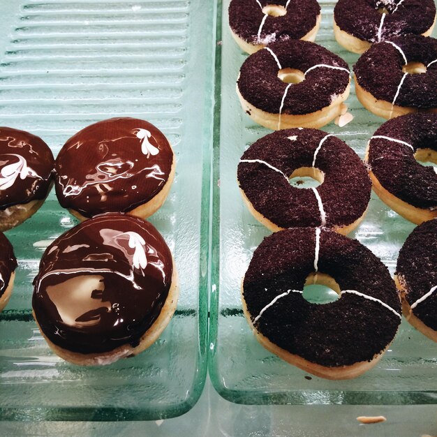 Foto hochwinkelansicht von schokoladen-donuts in einer bäckerei