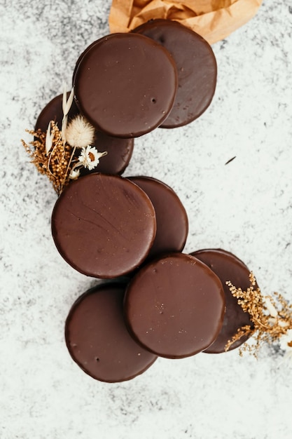 Hochwinkelansicht von Schokoladenkuchen auf dem Tisch