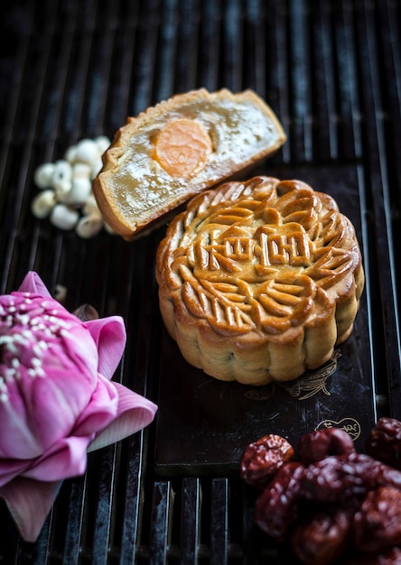 Foto hochwinkelansicht von schokoladenkuchen auf dem tisch