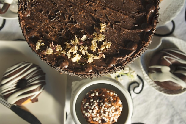 Hochwinkelansicht von Schokoladenkuchen auf dem Tisch
