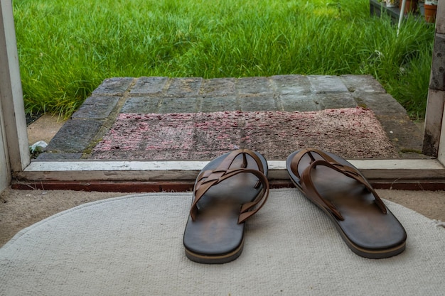 Foto hochwinkelansicht von schuhen auf einer bank