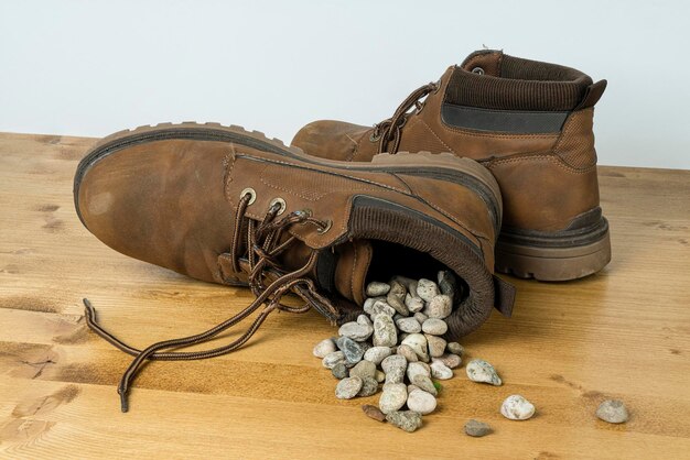 Foto hochwinkelansicht von schuhen mit steinen auf einem holztisch