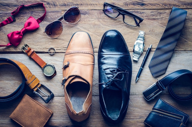 Hochwinkelansicht von Schuhen mit verschiedenen Objekten auf dem Tisch