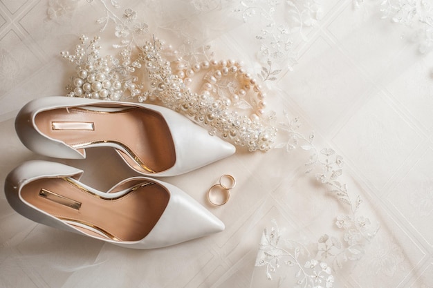 Hochwinkelansicht von Schuhen und Schmuck