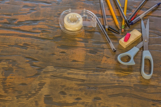 Foto hochwinkelansicht von schulmaterialien auf einem holztisch