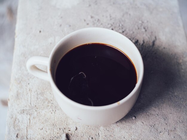 Foto hochwinkelansicht von schwarzem kaffee auf dem tisch