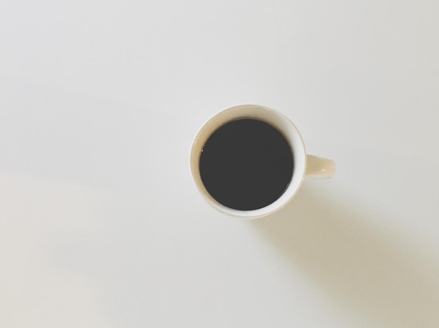 Hochwinkelansicht von schwarzem Kaffee auf weißem Hintergrund