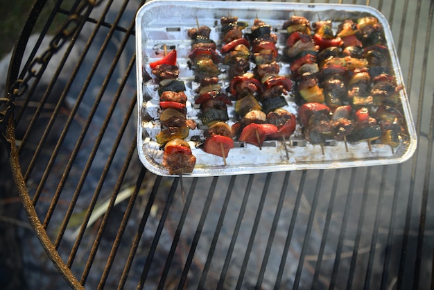 Foto hochwinkelansicht von shashlik auf dem grill