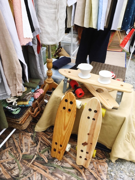 Hochwinkelansicht von Skateboards im Verkaufsgeschäft