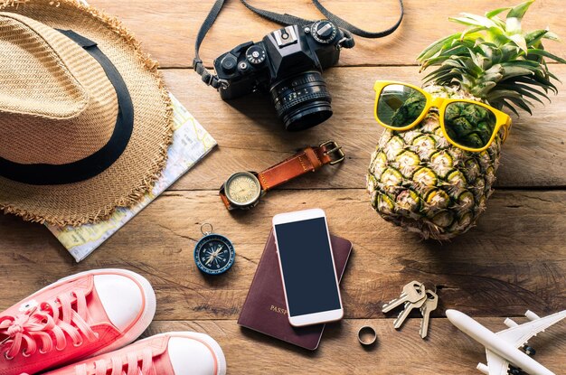 Foto hochwinkelansicht von smartphones und reiseaccessoires auf dem tisch