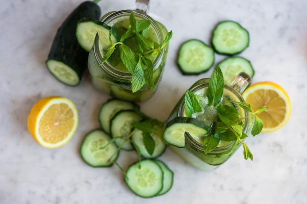 Hochwinkelansicht von Smoothie in einem Glas durch Gurkenscheiben