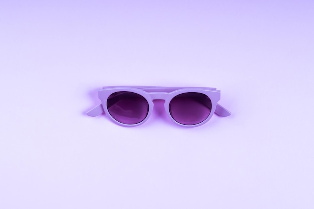 Foto hochwinkelansicht von sonnenbrillen vor weißem hintergrund