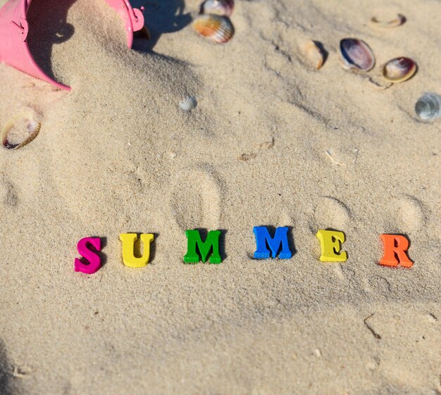 Foto hochwinkelansicht von spielzeug am strand