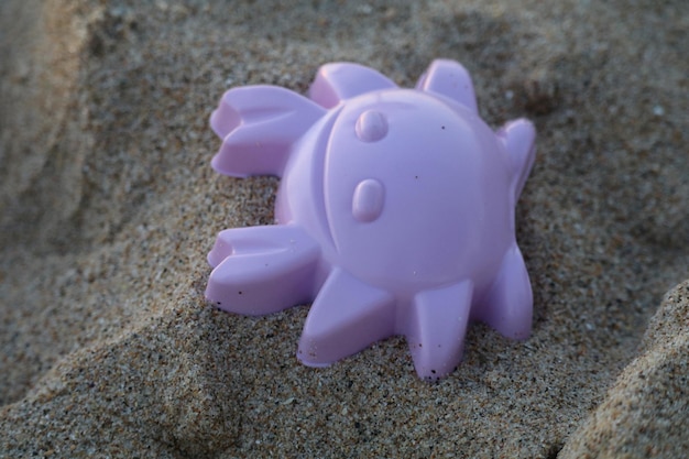 Hochwinkelansicht von Spielzeug auf Sand am Strand