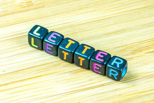 Hochwinkelansicht von Spielzeugblöcken mit Buchstabentext auf dem Tisch