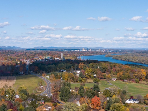 Foto hochwinkelansicht von springfield ma und connecticut river gegen den himmel