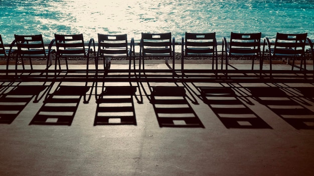 Hochwinkelansicht von Stühlen am Strand