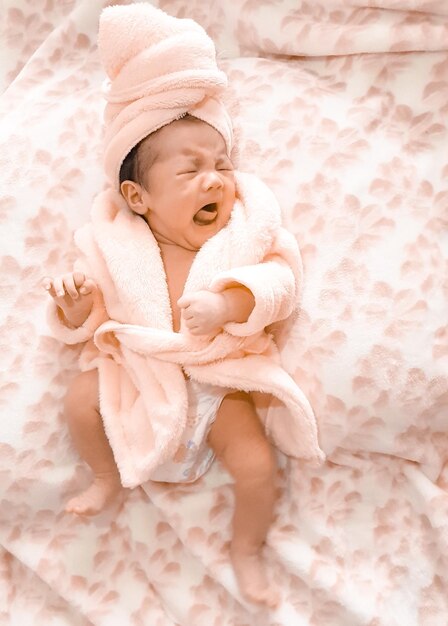 Foto hochwinkelansicht von süßem baby, das weint