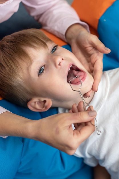 Foto hochwinkelansicht von süßem jungen mit mutter