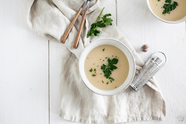 Hochwinkelansicht von Suppe in einer Schüssel auf dem Tisch