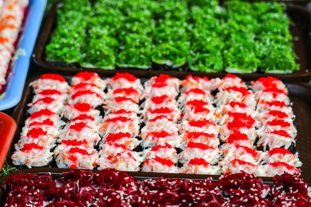Hochwinkelansicht von Sushi auf dem Tablett