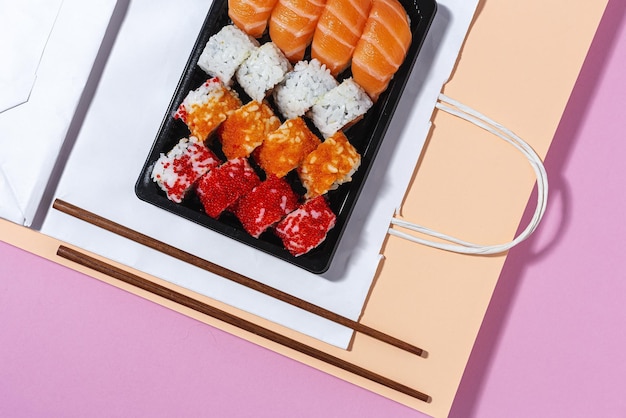 Hochwinkelansicht von Sushi auf einem Teller auf dem Tisch