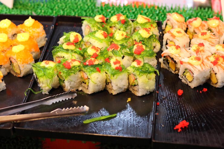 Foto hochwinkelansicht von sushi auf einem teller