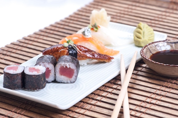 Hochwinkelansicht von Sushi auf einem Teller