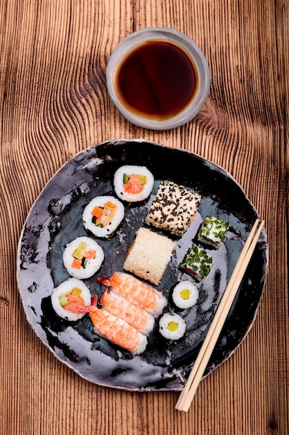 Hochwinkelansicht von Sushi, das auf einem Teller auf dem Tisch serviert wird