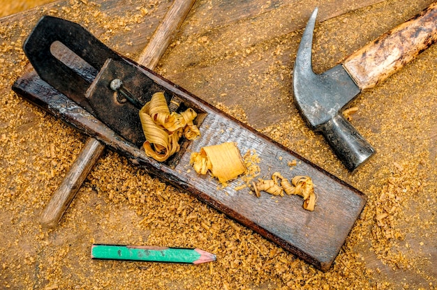 Foto hochwinkelansicht von tischlerwerkzeugen und holzspitzen auf dem tisch