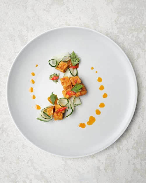 Hochwinkelansicht von Tofu-Salat auf einem Teller auf dem Tisch