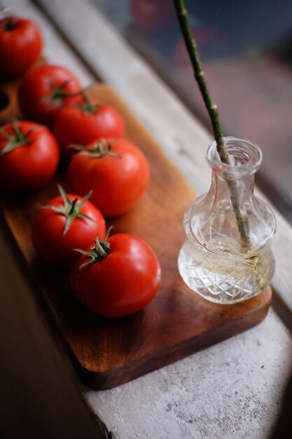 Foto hochwinkelansicht von tomaten auf dem schneidbrett