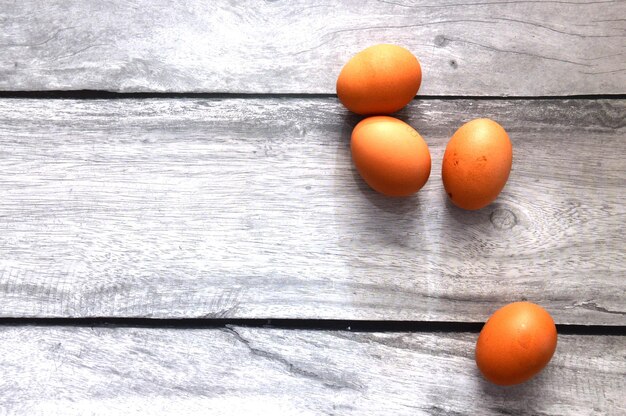 Foto hochwinkelansicht von tomaten auf dem tisch