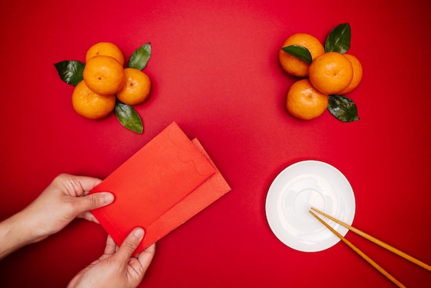 Foto hochwinkelansicht von tomaten in der hand