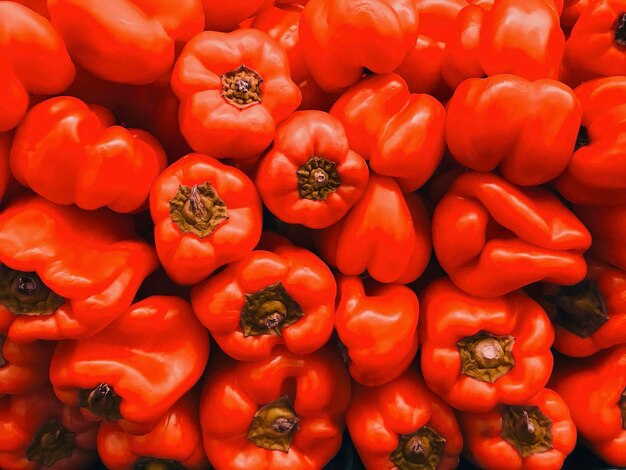 Foto hochwinkelansicht von tomaten zum verkauf auf einem marktstand