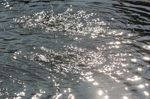 Foto hochwinkelansicht von tropfen, die in den see fallen