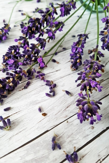 Hochwinkelansicht von verstreuten Lavendelblumen auf dem Tisch