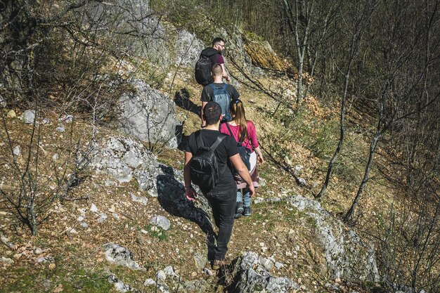 Foto hochwinkelansicht von wanderern, die auf dem berg laufen