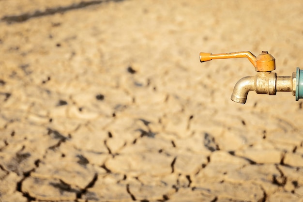 Hochwinkelansicht von Wasser, das aus einem Wasserhahn fließt
