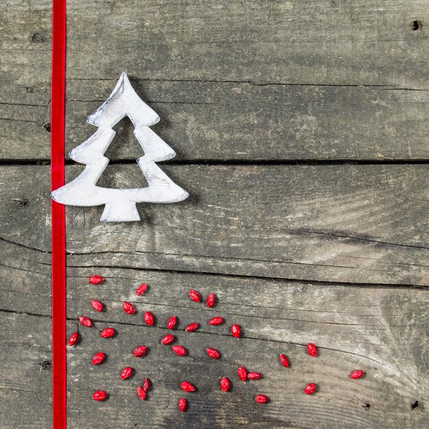 Foto hochwinkelansicht von weihnachtsdekorationen auf einem holztisch