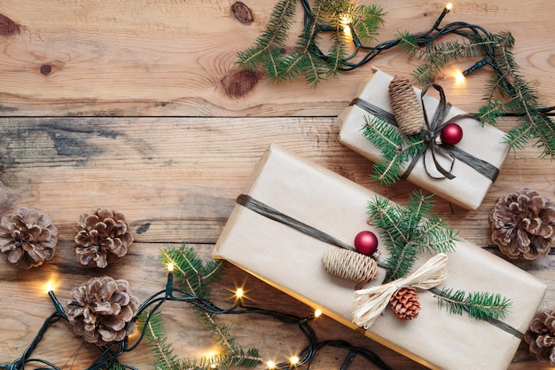 Hochwinkelansicht von Weihnachtsgeschenken auf dem Tisch