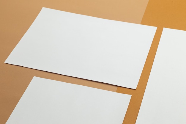 Hochwinkelansicht von weißem Papier auf dem Tisch