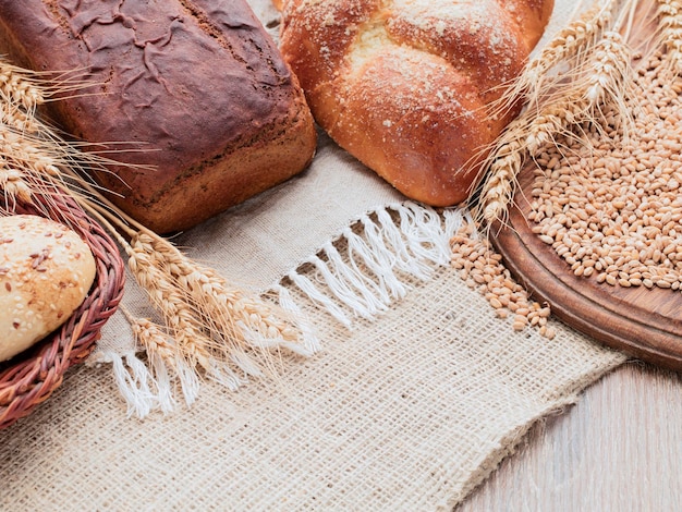 Hochwinkelansicht von Weizen und Brot auf dem Tisch