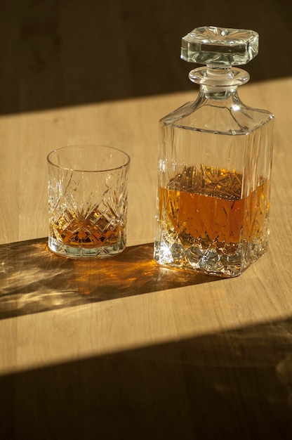 Hochwinkelansicht von Whiskey auf Hartholzboden an einem sonnigen Tag