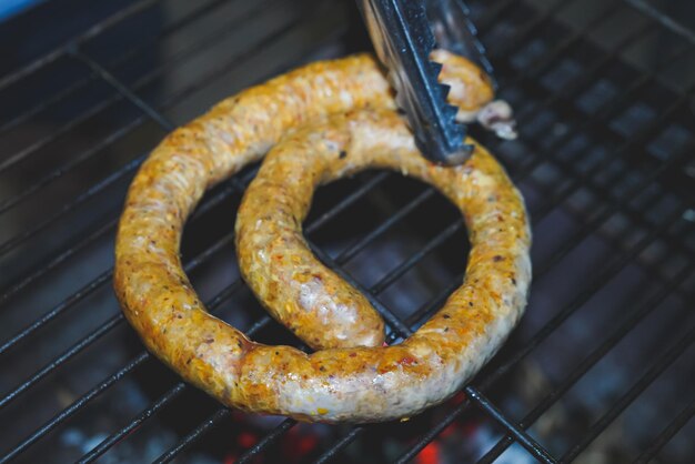 Hochwinkelansicht von Wurst auf einem rostigen Metallgitter