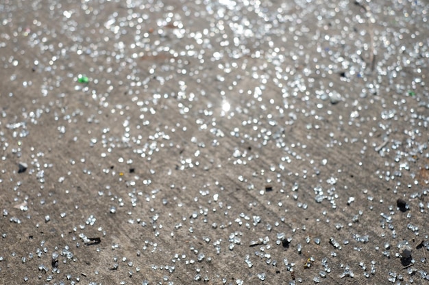 Foto hochwinkelansicht von zerbrochenem glas auf einem betonweg