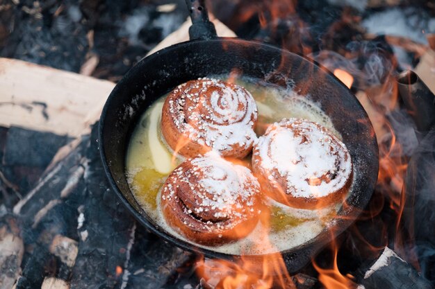 Foto hochwinkelansicht von zimtrollen in einer pfanne auf dem grill