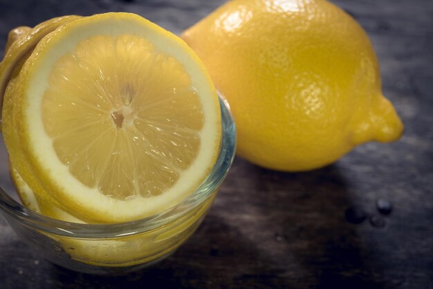 Hochwinkelansicht von Zitrone im Glas auf dem Tisch