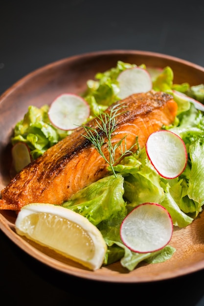 Hochwinkelansicht von zubereitetem Lachs