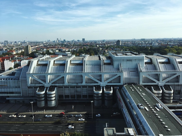 Hochwinkelaufnahme von Gebäuden in der Stadt gegen den Himmel